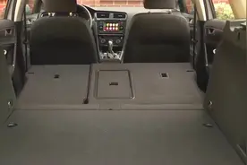 大叔试驾2019款大众高尔夫，打开后备箱放倒后排座椅，我心动了