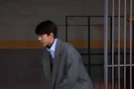 李光洙负责引开群演，吴世勋拿起证据撒腿就跑，最后表情太委屈了视频封面