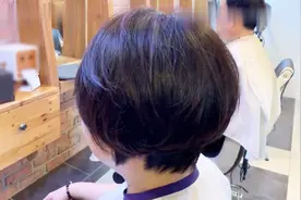 43岁圆脸大姐，剪款侧分短发很修颜，年轻好几岁，看着真时髦