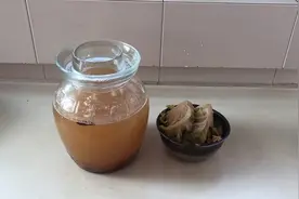 泡菜水长白醭了怎么办？我的办法是捞出菜，把水煮开了。