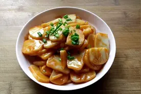 萌萌妈用番茄酱炒的年糕，味道酸甜，嚼起来软糯Q弹，特别好吃！