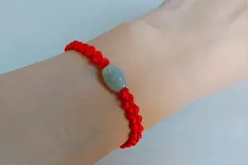 2分钟做一条红绳手链，加翡翠转运珠简单耐看，从此编绳不求人视频封面