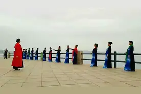 威海美女团海边歌唱祖国