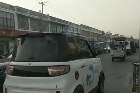 河南豫东农村大集，电动三轮车真多，据说这边随便一家都有好几辆