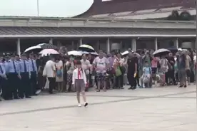 今天发生在珠海拱北口岸的一幕，中国人请顶起！