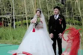 河南男孩接亲回来，主持人当众让新郎给新娘认错，这是什么情况？视频封面