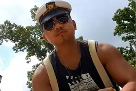 疫情解封后不到2天，美国德州出现千人感染，政府连夜紧急再封城视频封面