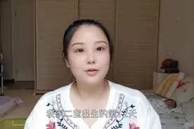 看坐月子的宝妈怎么在家里给刚出生12天的婴儿拍照的