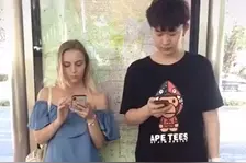 教你一招能轻易拿到美女的手机噢视频封面