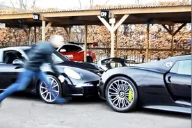 1300多万保时捷918和300多万911，倒车差点撞上，车主反应有点慌