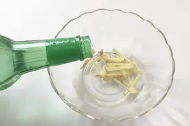 生姜和白酒放一起，作用厉害了，解决了很多人的烦恼，回家试一试
