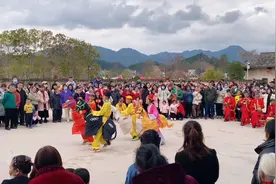 农村春节打马灯，只有春节才能一饱眼福，你猜是哪里的习俗呢视频封面