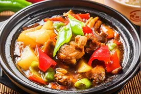 黄焖鸡米饭也叫沙煲鸡饭，这样做米饭全家人都爱吃，味道绝对