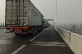 G95首都环线高速廊坊北，由于大雾封闭，堵车有10多公里远。