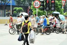 专治闯红灯！太原人脸识别抓拍闯红灯，照片不打码直接上大屏视频封面