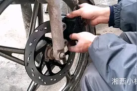 铃木锐爽摩托车换碟刹盘跟下泵总成技巧