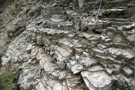 看到一个层层叠叠的岩层，什么原因形成的，一起去看看