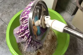 拖把又黑又脏洗不出来？用这种水泡几分钟，拖把立马恢复干净视频封面