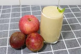 夏天百香果怎么吃？搭配苹果牛奶做成奶昔，酸酸甜甜好喝到舔杯