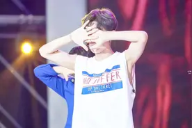 来自韩国男团UNB的一首主打歌曲，《Feeling》请大家欣赏，超帅