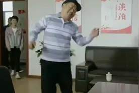 徐书记广场舞也跳上瘾了，办公室自己就跳上了，挺有喜感！