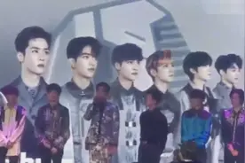 韩国当红男团威神V做自我介绍时亮了，堪称一国两制代表团！很酷