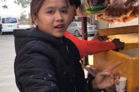 缅甸妹子在中缅边境，就是这样来维持生活，比她在缅甸老家好很多视频封面