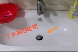 其实弹跳下水器这里它是可以拆下来的，原来我们一直都清理错了