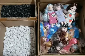 1500双娃娃的鞋子，白色和黑色，你们觉得哪个鞋子更好看？