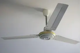 害怕的事成真了！父亲将3岁女儿"举高高"时遭吊扇削头，颅骨碎裂视频封面