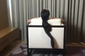 美女展示自己的长发，又长又滑顺，发质好到让人羡慕