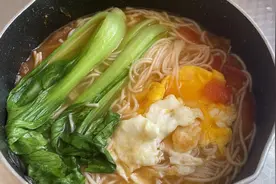 改良版青菜鸡蛋面减肥这样吃既美味还不胖和我一起减肥吧！视频封面