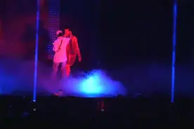 粉丝突然冲上台抱住权志龙 GD显得很冷静视频封面