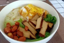 看似简单的鸡蛋面却有大学问，如何将一个鸡蛋煮出高汤的滋味