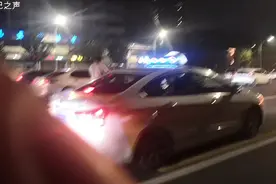 今晚武汉西马路口一路人突发病倒下巧遇过路奔驰车主义务守等120视频封面