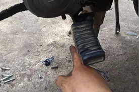 摩托车发动机上面经常有机油渗出来；师傅教你一招，在家就可修理视频封面