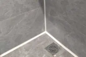 号称高手的打胶师傅，每天700元工费，只干8个小时，到底值不值？视频封面