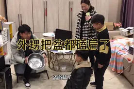 外甥给舅舅拜年，抠门舅舅不给红包，外甥扭脸就要去剪头发。视频封面