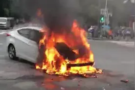 两车起火燃烧猛烈，深圳福永一轿车追尾小货车，系油箱引起着火视频封面