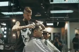 一群男人聚在一起，就为了学习这个技术，还必须人多一起学！视频封面