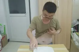 小伙挑战传说中的痒痒粉 结果被坑到崩溃 怎么回事