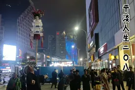 南宁朝阳街头表演杂技吞钢珠.惊魂一幕吸引了很多路人围观