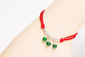 佩戴脚链有讲究，脚下红绳不要胡乱戴，男左女右要清楚，快看看