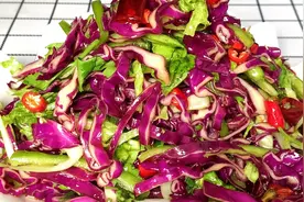 紫甘蓝不焯水，不热炒，这样凉拌着吃，脆爽可口，吃了还可以减肥