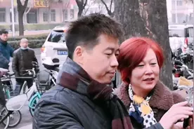 北京电视台主持人李然龙潭早市门口采访，美女不忘抢机会合影。