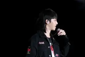 粉丝让华晨宇脱衣服，他第一次乖乖听话，脱衣瞬间引全场尖叫！