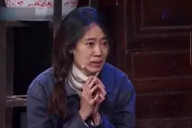 美女张小斐表演《盲山》，当场“撩衣服”喂奶，全场一片安静