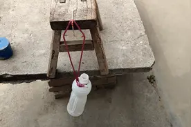 电视上说的是真的吗？三根火柴棍吊一瓶水，我们来实验一下！视频封面