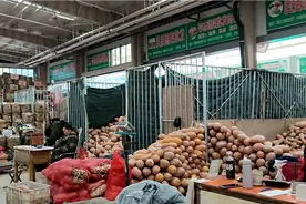 去苏州南环桥市场买菜，菜价相对便宜，老板说一个摊位费一年12万视频封面