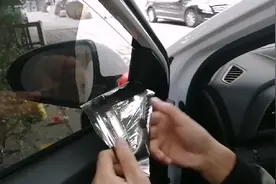 车子贴膜太黑开车太危险了，自己用刀片切三角窗10分钟搞定！